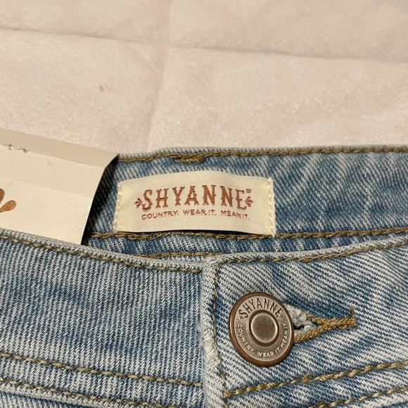 Shyanne • Light Wash High-Waisted Jean Shorts • 28W • NWT - Picture 9 of 9